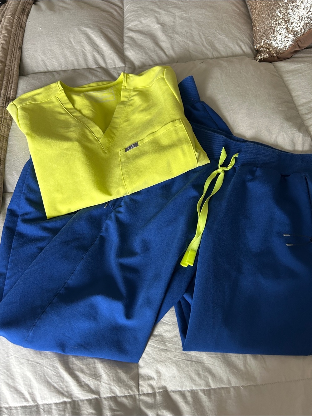 FIGS neon and blue scrub set.
Joggers size small 
Catarina size small